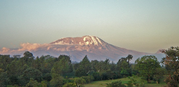 Kilimanjaro. Dess topp Uhuru Peak är Afrikas högsta punkt.