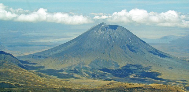 Den aktiva vulkanen Oldoinyo Lengai ligger söder om Lake Natron. 