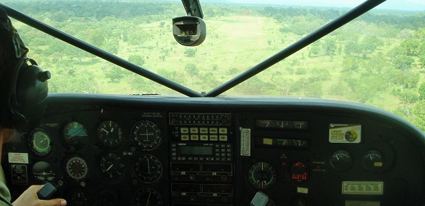 Inflygning mot flygfält i norra Selous med chartrat safariflygplan.
