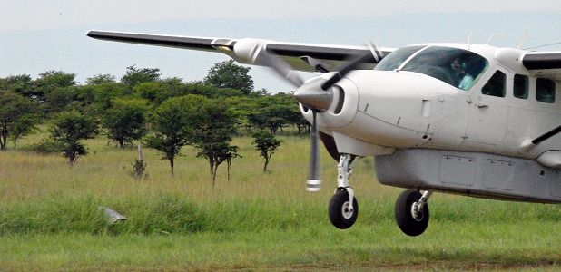 Safariflygplan lyfter från flygfältet i Lobo i norra Serengeti.