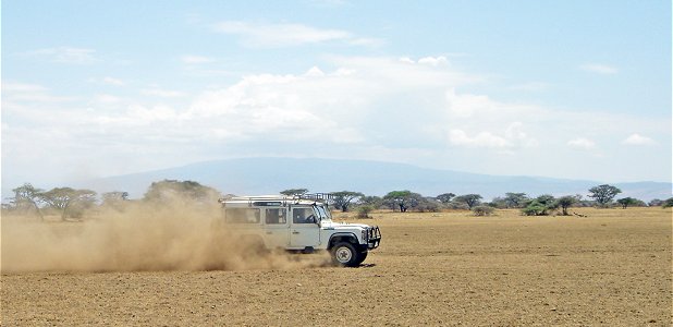 Land Rover av grundmodell (här Defender 110) i Ngorongoro Conservation Area i Tanzania.