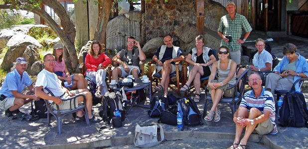 En medelstor safarigrupp på en lodge i bushen.